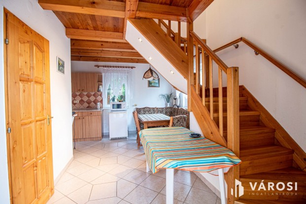 T�bb mint nyaral�...