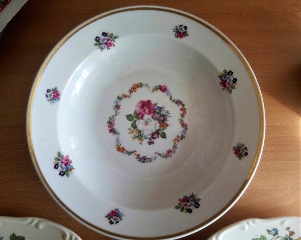 Tbbfle rgi Zsolnay porceln tnyr, ptlsra is