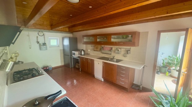 T�bbgener�ci�s, 180 nm- es 7 szob�s, �n�ll� csal�di h�z elad�!