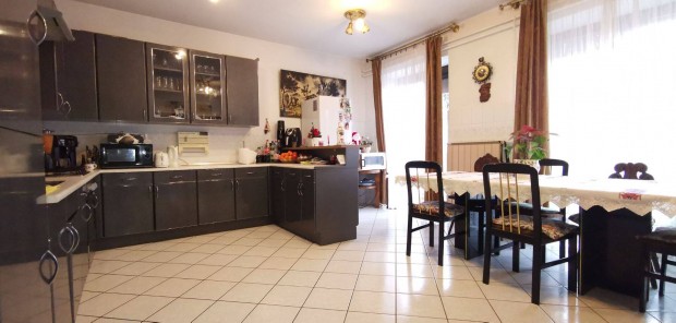 T�bbgener�ci�s / �zlettel egybe�p�tett csal�di h�z Keszthelyen