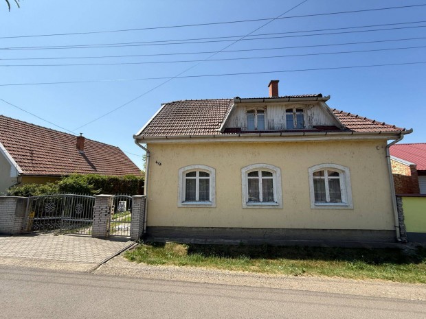 Többgenerációs családi ház eladó Heves központjában - 50 M Ft