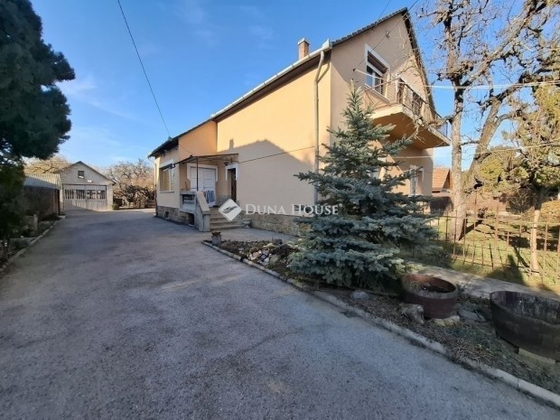 T�bbgener�ci�s h�z m�hellyel, gar�zzsal elad� R�koscsab�n