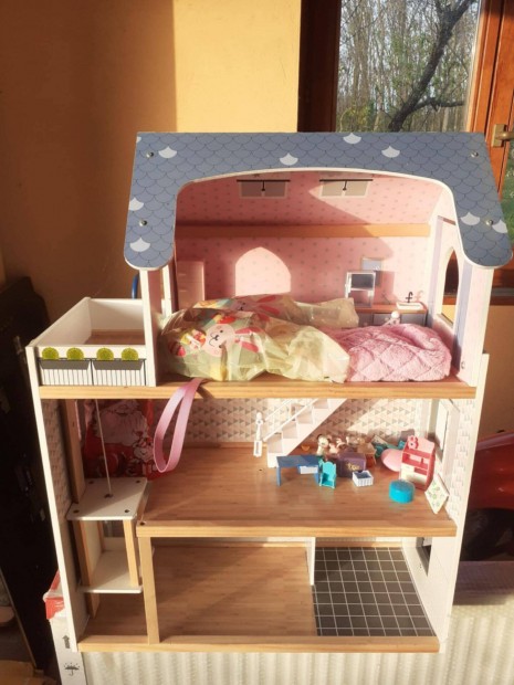Többszintes babaházikó eladó