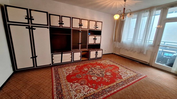 T�c�skert t�ren elad� 8, emeleti fel�j�tand� lak�s