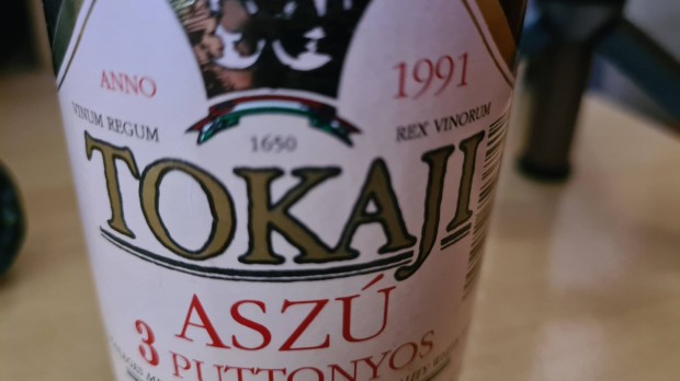 Tokaji Aszú 3Puttonyos 1991 zárt 250ml palackban.