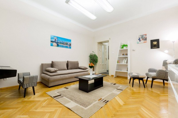 T�k�letes lok�ci�, fel�j�tott 3 szob�s polg�ri t�glalak�s