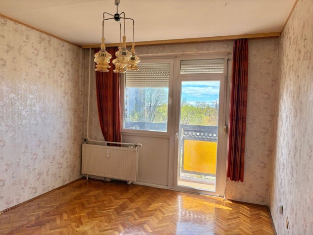 Toldi utc�n liftes 4. emeleti 2 szob�s erk�lyes lak�s elad�