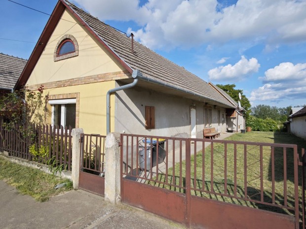 Tolna-Mözs, Szent István utca, azonnal birtokba vehető 110 m2-es csalá