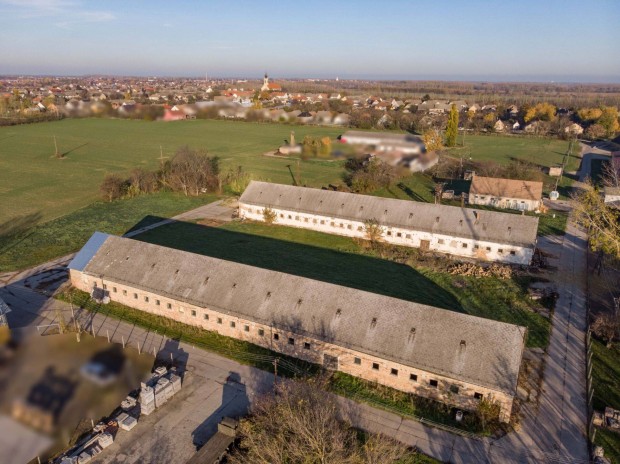 Tolna-Mzs, jl megkzelthet 7896 m2 iparterlet + 2 db 850 m2 istl