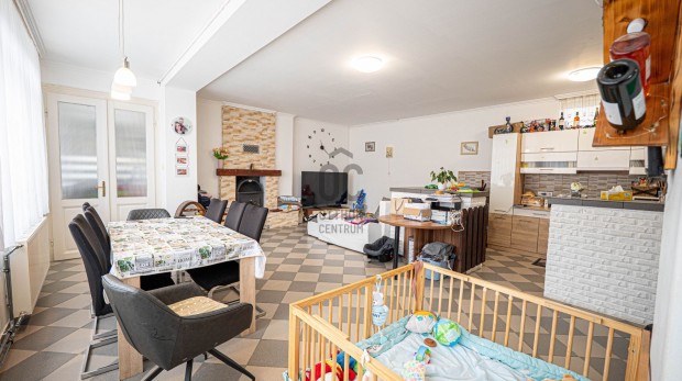 Tolna-M�zs�n fel�j�tott csal�di h�z elad�!