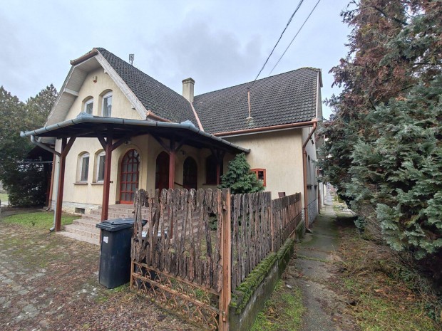 Tolna-M�zs�n j� utc�ban nagy csal�di h�z m�hellyel elad�!