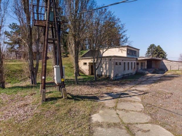 Tolna, 3512 m2 iparterületen 255 m2 földalatti pince, plusz 206 m2 kis