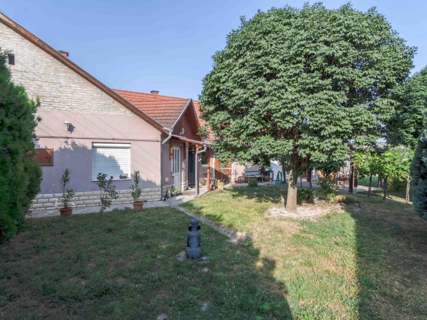 Tolna, Arany János utca 2 szobás felújított családi ház