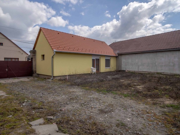 Tolna, Festetich utca 75 m2 felújítandó + 42 m2 felújított családiház