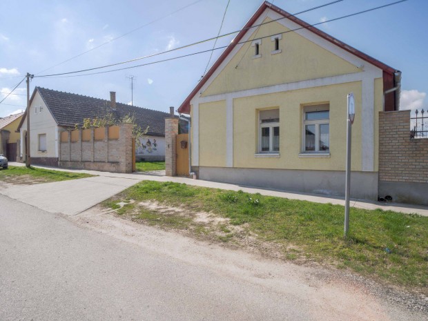 Tolna, Festetich utca Családiház + felszerelt baromfivágóhíd