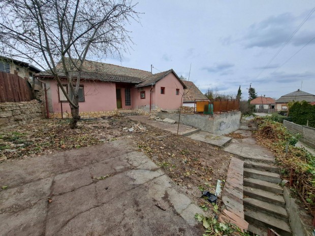 Tolna , 2 szob�s kertes h�z, gar�zzsal