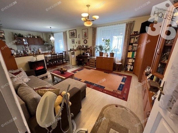 Tolna f�utc�j�n elad� egy k�tlak�sos, fel�j�tott csal�di h�z!