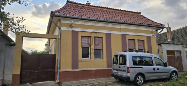 Tolna k�zpontj�ban k�tgener�ci�s csal�di h�z elad�