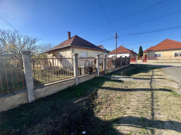 Tolnai csal�di h�z elad�