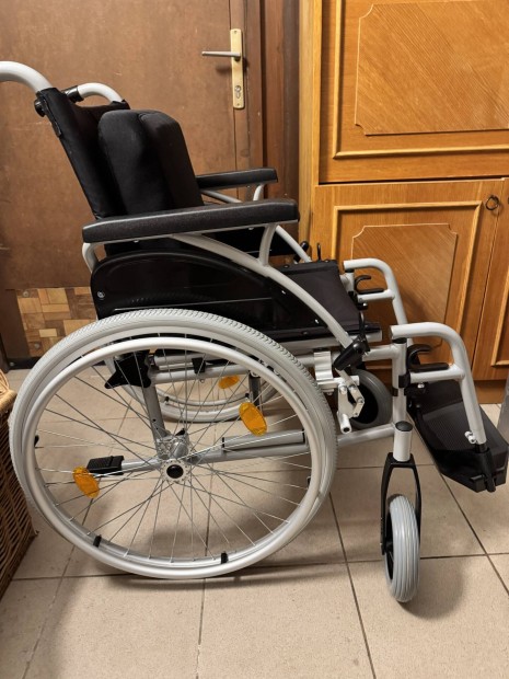 Tol�kocsi kerekessz�k roll�tor szoba wc