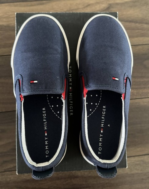 Tommy Hilfiger gyermekcip j 33