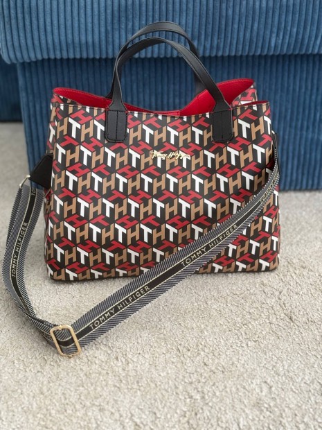 Tommy Hilfiger pakolós táska