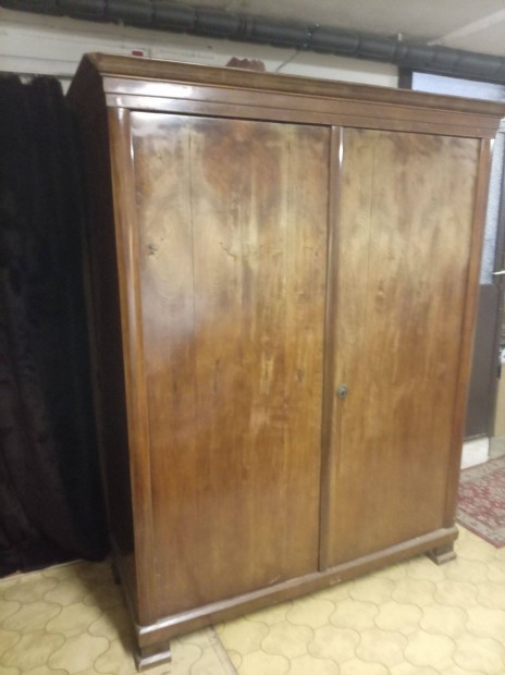 T�m�r fa szekr�ny