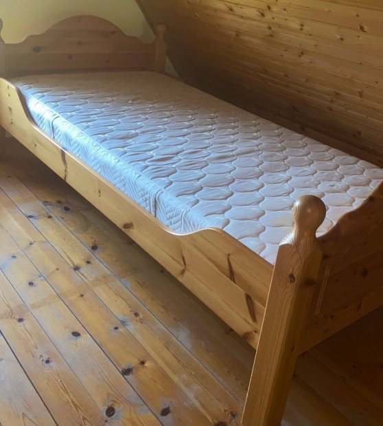Tömör fenyőágy ágyráccsal és matraccal