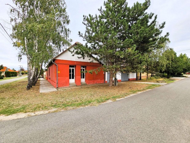 Tompa k�zponti r�sz�n �zlethelyis�gek elad�k!