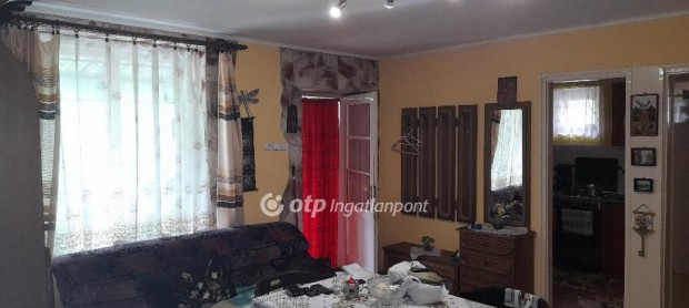 Tompa k�zpontj�ban 2+1 szob�s csal�di h�z nagy kerttel elad�