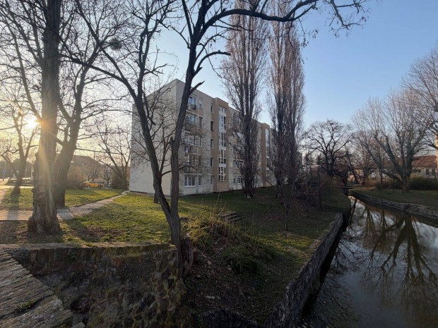 T�partk�zeli lak�s Tat�n, kil�t�ssal a v�zre, bomba �ron