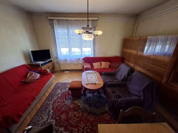 Topon�r elad� csal�di h�z