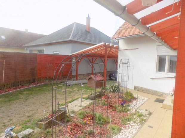 Topon�ron elad� fel�j�tott csal�di h�z