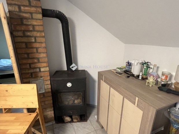 Tordas �reghegyen fel�j�tott h�z elad� z�rtkerti telken