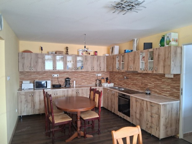 T�r�kszentmikl�s G falu r�sz�n ig�nyesen fel�j�tott csal�di h�z elad�