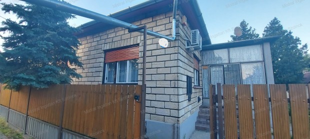 T�r�kszentmikl�s belv�ros�ban  2 szob�s csal�di h�z elad�!