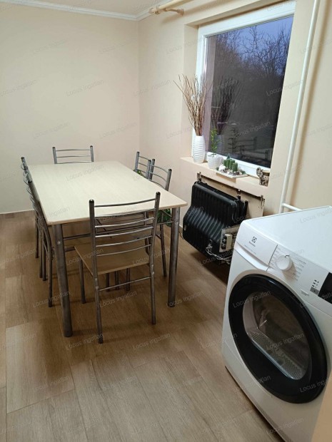 T�r�kszentmikl�son alv�g r�sz�n fel�j�tott csal�di h�z elad�