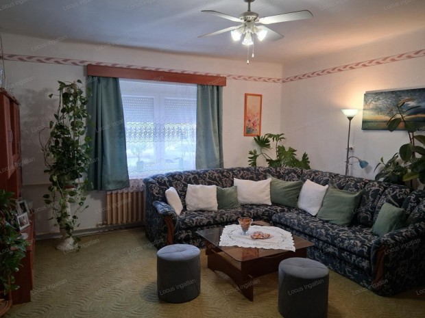 T�r�kszentmikl�son v�rosk�zponthoz k�zel csal�di h�z elad�