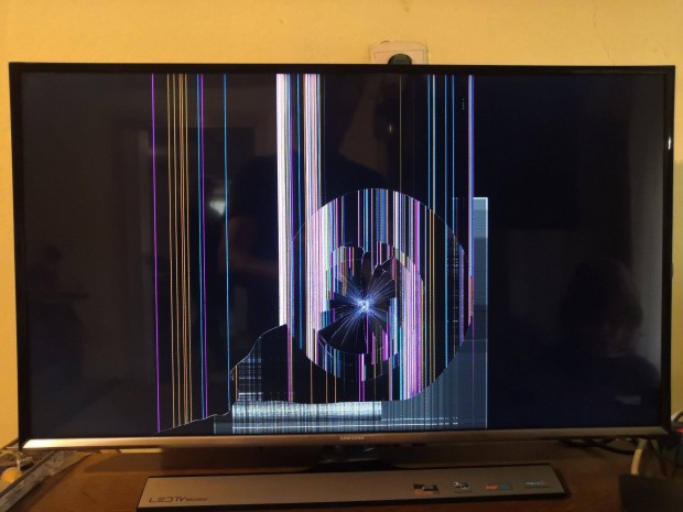 Törött Samsung T32E310 monitor TV 32'
