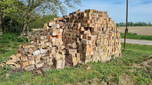 Törött, bontott tégla ingyen elvihető