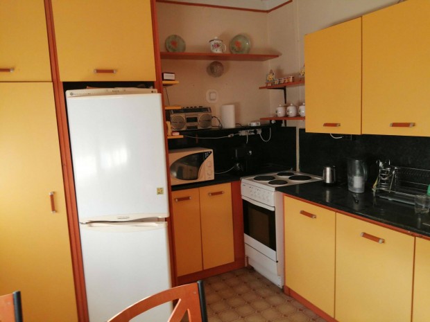 T�rsz utc�ban 2 szob�s, b�torozott, g�pes�tett j� �llapot lak�s kiad�!