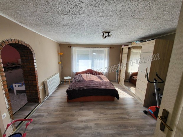 T�rtelen fel�j�tott csal�dih�z elad�