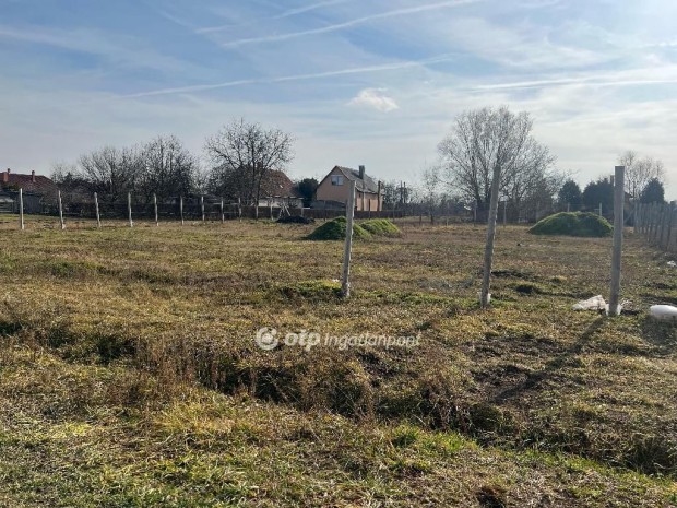 Törteli 816 nm-es telek eladó