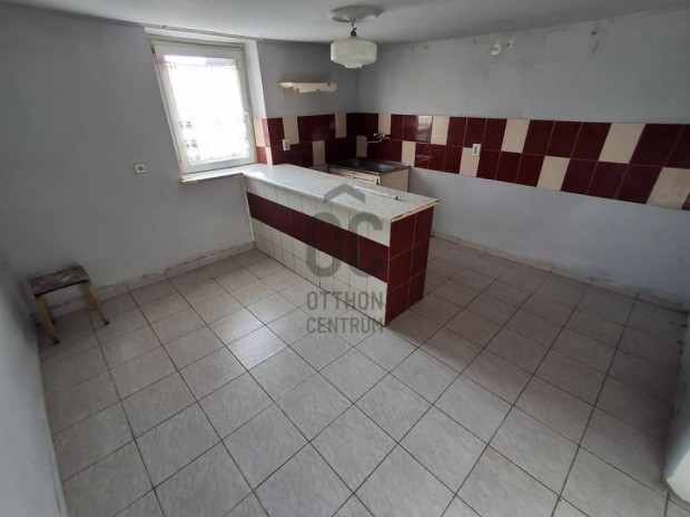 T�rteli elad� 67 nm-es h�z