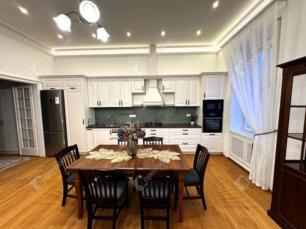 T�rt�nelmi Belv�ros sz�v�ben, F� utc�n, egyed�l�ll� b�rleti lehet�s�g!