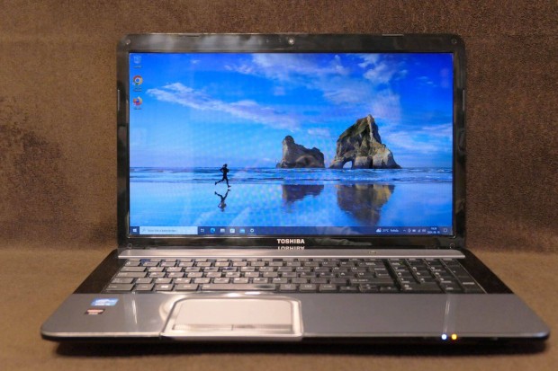 Toshiba 17" ris laptop, notebook, i5, AMD Radeon, 8GB RAM, 500GB SSD