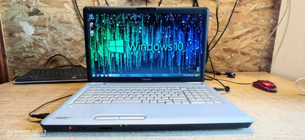 Toshiba 17col 2mag,4gb ram,1gb Vga,320gb,Webcam,Wifi