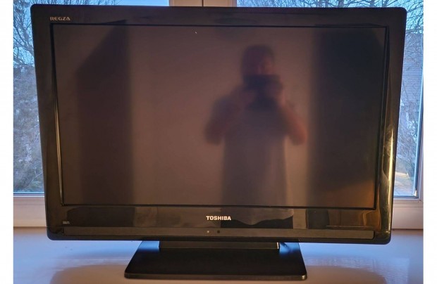 Toshiba 82cm-es kptl LCD TV Full HD