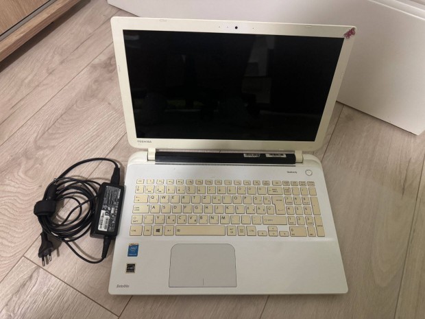 Toshiba Laptop( Pentium N3530, 4Gb ram, 120Gb ssd, j akku)