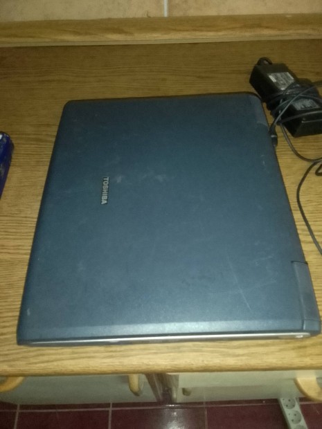 Toshiba SP2100 Intel Pentium 4 laptop 1.44 fdd dvd gyári töltő